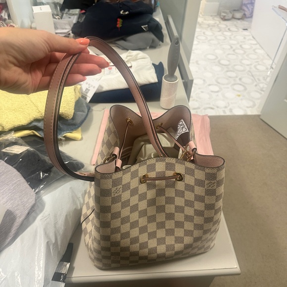 Louis Vuitton NéoNoé MM Pink and Cream Shoulder Bag - Picture 5 of 7
